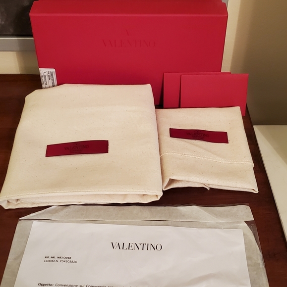 Valentino Garavani Bucket Bag with Rockstud Wallet - Picture 15 of 16